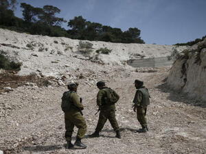 عناصر من قوات الاحتلال قرب الحدود اللبنانية