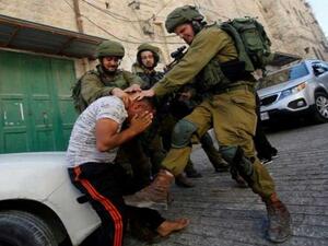 جنود الإحتلال ينهالون بالضرب على فتى فلسطيني في الضفة الغربية