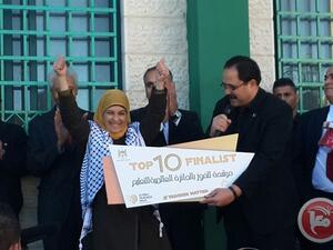 المعلمة الفلسطينية حنان الحروب واحدة من أفضل 10 مدرسين على مستوى العالم