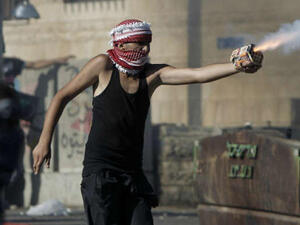 فلسطيني يطلق العابا نارية على جنود الاحتلال