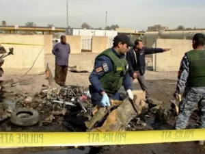محققون عراقيون يجمعون ادلة من موقع تفجير غرب بغداد ف
