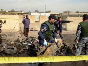 محققون عراقيون يجمعون ادلة من موقع تفجير غرب بغداد ف
