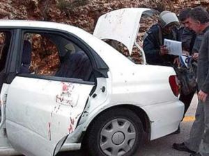 عناصر امن اسرائيليون يتفقدون السيارة التي تعرضت لاطلاق النار