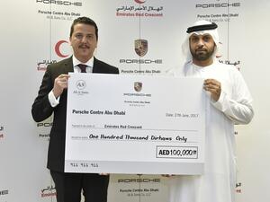 وسام خليل، المدير العام لمركز بورشه أبوظبي ومحمد يوسف الفهيم، نائب الأمين العام لخدمات الدعم، الهلال الأحمر الإماراتي