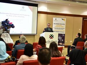 البرفيسور كريستوس بيتليس، عميد كلية إدارة الأعمال في جامعة أبوظبي.