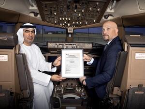 سعادة حمد عبدالله الشامسي، نائب رئيس مجلس إدارة مجموعة الاتحاد للطيران مع الكابتن باولو لا كافا، مدير الاتحاد لتدريب الطيران، داخل جهاز محاكاة الطيران في مبنى الاتحاد لتدريب الطيران في أبوظبي، بعد الاعلان عن حصول المؤسسة على شهادة الاعتماد من الوكالة الأوروبية لسلامة الطيران.