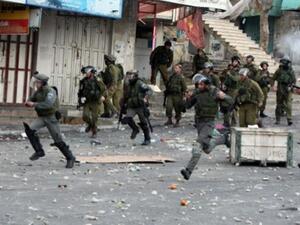 قوات الاحتلال تحاول تفريق تظاهرة فلسطينية في الخليل في اعقاب وفاة الاسير عرفات جرادات في الاسر/أ.ف.ب