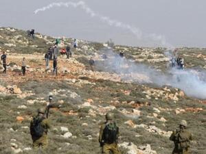 جنود اسرائيليون يطلقون الغاز المسيل للدموع على متظاهرين فلسطينيين/أ.ف.ب