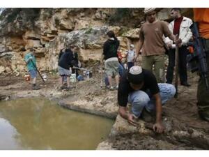 مستوطنون اسرائيليون يستولون على نبع مياه في قرية كراوة بني حسان قرب نابلس تحت حماية الجيش الاسرائيلي/أ.ف.ب/ارشيف