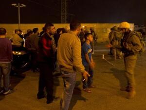 جنود اسرائيليون يمنعون اهالي الخليل من التنقل في مدينتهم/أ.ف.ب