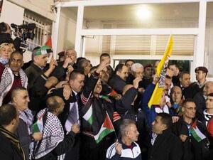 عباس مستقبلا السجناء المفرج عنهم: لا اتفاق قبل تحرير الأسرى