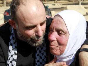 الاسير المحرر مع والدته بعد الافراج/الصورة عن موقع شبكة اجيال الفلسطينية