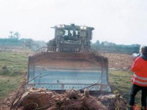 راشيل تحاول منع جرافة اسرائيلية من هدم منزل