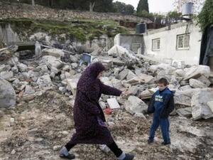 افراد من عائلة جبري الفلسطينية امام انقاض منزلها الذي دمرته جرافات بلدية القدس الاسرائيلية بخحجة مخالفته للبناء/أ.ف.ب