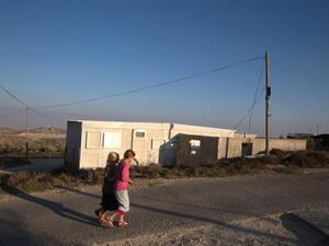 Israeli children from the West Bank settlement of Amona walk past their homes, September 7, 2016. (AFP Photo/Menahem Kahana)
