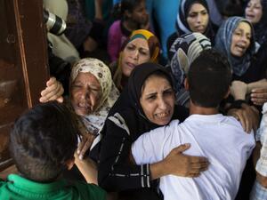 Relatives of 16-year-old Abdel Rahman al-Dabbagh, mourn during his funeral in Bureij refugee camp in the central Gaza Strip, on September 10, 2016. (AFP/Mahmud Hams)