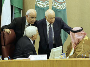 Palestinian president Mahmud Abbas (C-L) Palestinian chief negotiator, Saeb Erekat (2-L), Arab League Secretary General Nabil al-Arabi (2-R) speak during a meeting of Arab foreign ministers, on May 28, 2016. (AFP /STRINGER)