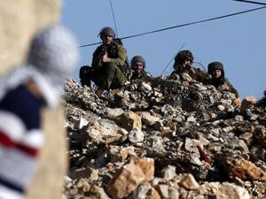A Palestinian protestor looks towards Israeli security forces during clashes following a demonstration against the expropriation of Palestinian land by Israel in the village of Kfar Qaddum, near Nablus, in the occupied West Bank on January 6, 2017. (AFP/Jaafar Ashtiyeh)