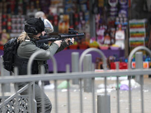 An Israeli border police officer fires tear gas after a stabbing attack in Jerusalem's Old City, 1 April 2017. (AFP/Thomas Coex)