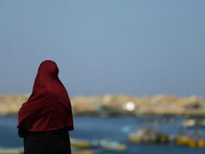 A woman looks at the sea as Palestinian families of fishermen shout slogans during a protest against Israel's blockade on the Gaza Strip on March 9, 2017 in Gaza City. (AFP/Mohammed Abed)