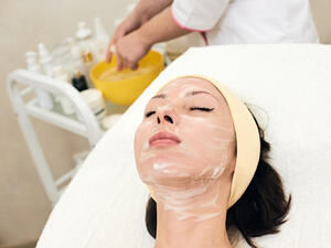 ينصح أطباء الجلد باللجوء إلى التقشير الطبي في حالات معينة