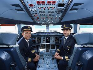 قاد طائرة الإمارات الإيرباص A380 في أول رحلة لها إلى كولومبو القبطان السريلانكي يودايا تيليكيرانتي، ومساعده الإماراتي الضابط أول سعيد المهيري