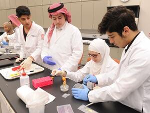 طلاب في مختبر البيولوجيا.