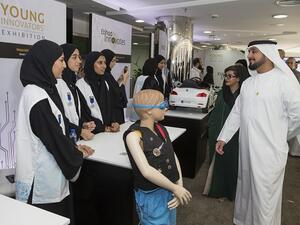 مانع محمد سعيد الملا مع خولة البادي يتعرفان على مشروع خاص بسترة نجاة من ابتكار مجموعة من الطالبات الإماراتيات ببرنامج "بالعلوم نفكر" التابع لمؤسسة الإمارات لتنمية الشباب.