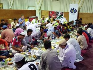 ساهمت جمارك دبي في إفطار مجموعة من المزارعين في منطقة العوير وذلك ضمن مبادرة "خيمة الخير"