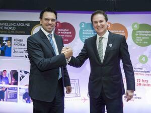  بيتر بومغارتنر، الرئيس التنفيذي للاتحاد للطيران، مع أندرو فيشر، نائب الرئيس لشؤون تخطيط الأسطول، خلال احتفال الموظفين بتحطيم الرقم القياسي.