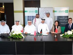 Mr. Abdulhakeem Al Khayyat and Mr. Farouk Al Moayyad with representatives from both parties during the signing ceremony