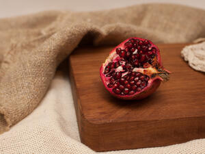 بقع الرمان من البقع العنيدة التي يصعب على ربة البيت إزالتها بسهولة