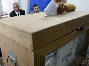 EGYPTE, MANSURA : An Egyptian woman casts her ballot at a polling station in the Nile delta city of Mansura, 120 kms north of Cairo, 26 March 2007. Over 35 million Egyptians are expected to participate in a referendum on controversial constitutional changes which the regime says promotes democracy but the opposition charges curb basic freedoms.