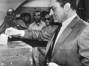 EGYPTE, Cairo : Vice-President Hosni Mubarak casts his vote, 13 October 1981, during a national referendum to decide whether he will succeed the slain President Anwar Sadat as leader of Egypt. Mubarak came to office as Egypt’s fourth president after late President Anwar Sadat was slained by a group of military Islamist fundamentalists with allegiance to the Al-Jihad during a military parade 06 October 1981 and has remained in power ever since, being re-elected five times.