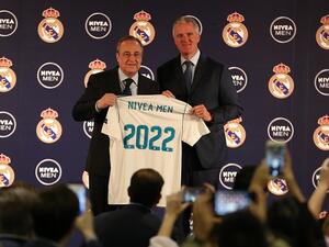 فلورنتينو بيريز رودريغيز، رئيس نادي "ريال مدريد"، وستيفان هايدنريش، الرئيس التنفيذي لـ "بايرزدورف" خلال المؤتمر الصحفي.