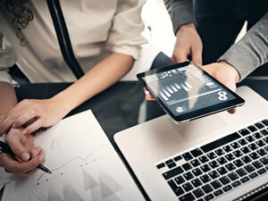 أحيانا تجد أن أقاربك أو أصدقاءك يتخذون قراراً أن تبدأ أنت عملاً خاصاً بك، وهو في الحقيقة خاص بهم