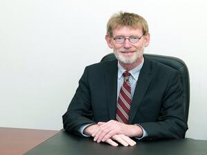 البروفيسور ألكسندر كنوث، المدير الطبي والرئيس التنفيذي للمركز الوطني لعلاج وأبحاث السرطان ورئيس خدمات السرطان بمؤسسة حمد الطبية.