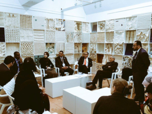 الدكتور أنيس بن بريك، مدير إدارة السياسات الأسرية في معهد الدوحة الدولي للأسرة أثناء إدارته الحوار في ورشة عمل المعهد خلال المنتدى.