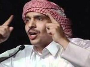 يبدو ابن الذيب في الفيديو وهو يشيد بخطاب أمير قطر 