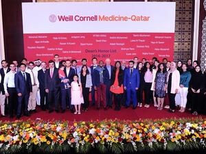 صورة جماعية للطلاب المتفوقين مع الدكتور جاويد شيخ وبعض أعضاء الهيئة التدريسية