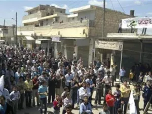 محتجون يتظاهرون ضد الرئيس السوري بشار الاسد قرب حلب 
