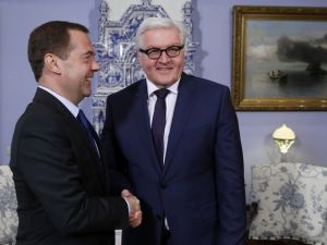 رئيس الوزراء الروسي مدفيديف ووزير الخارجية الألماني شتاينماير