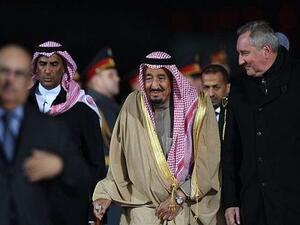 الملك السعودي لدى وصوله إلى موسكو
