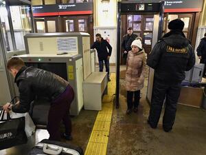Security personnel check passengers at the entrance to Leningradsky railway station in Moscow on April 3, 2017. (AFP/Alexander Nemenov)