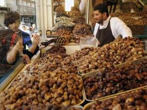 تشهد أسواق السعودية إقبالا على شراء السلع الاستهلاكية الرمضانية (تعبيرية). 