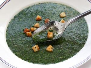 طبق الملوخية يقدم أساسيا في رمضان غزة.