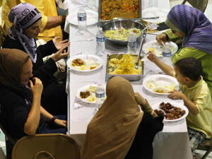 إفطار رمضاني في الولايات المتحدة الأمريكية (أرشيفية). 