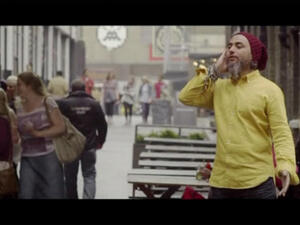 مشهد نقل الآذان على القناة الرابعة البريطانية.