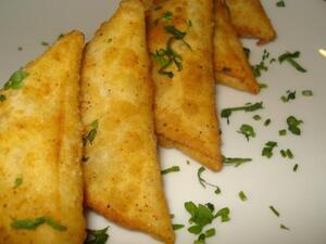 تجهيز السمبوسة على الارض بمخبز بمدينة الطائف السعودية