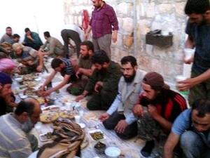 السوريون يفطرون في ميدان القتال